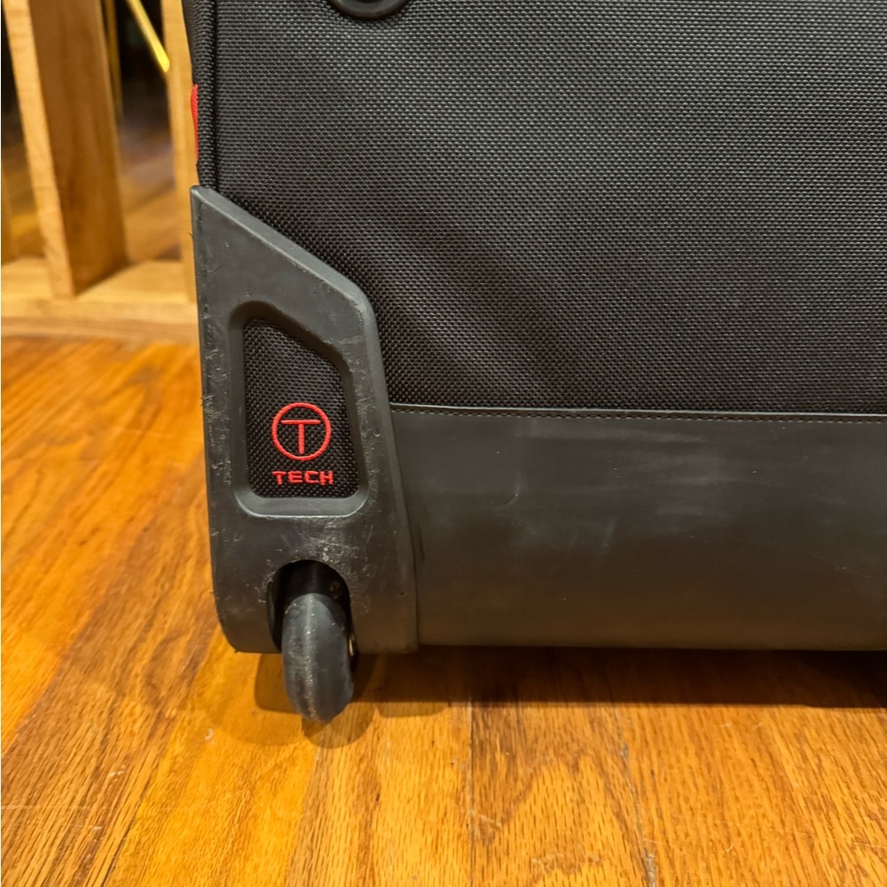 Tumi Black and Red Duffel Bag Durable Travel Essential - Picture 16 of 16